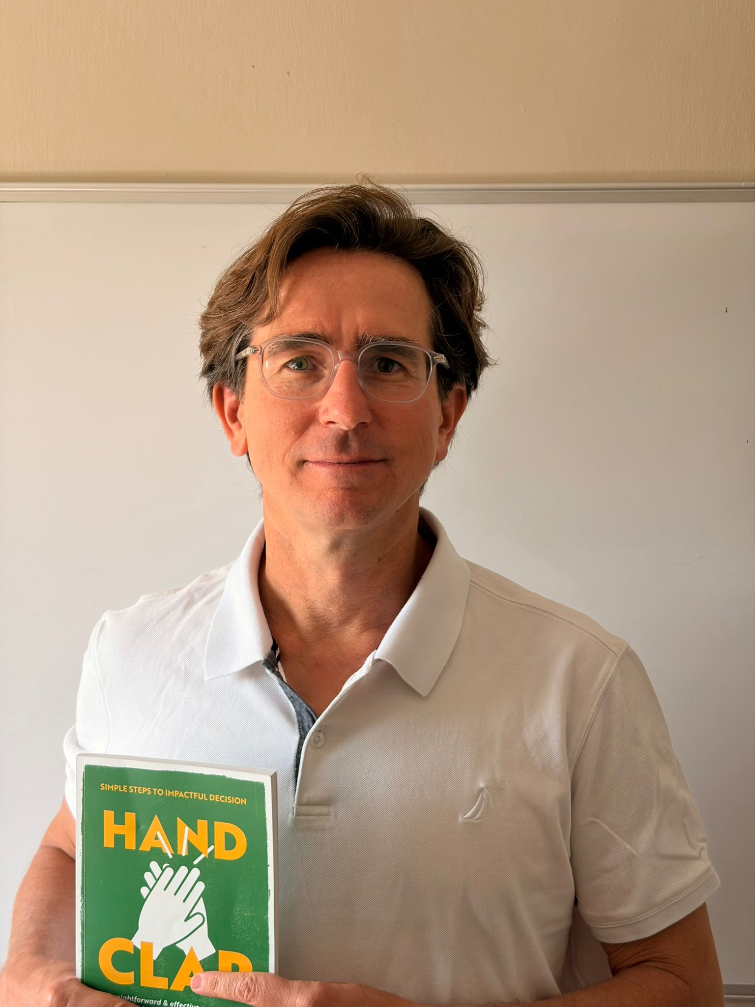 רוי מטלון מחזיק את הספר HandClap